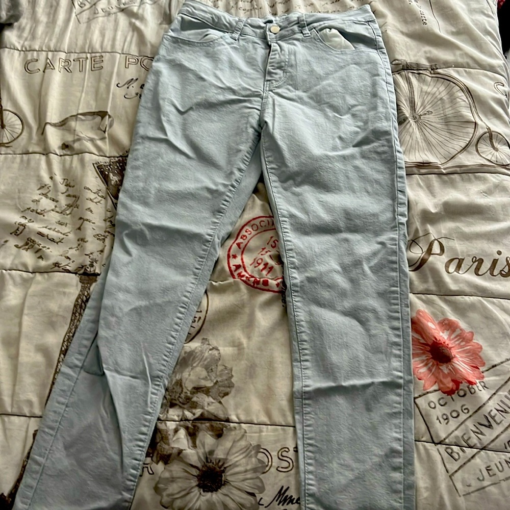 Gray skinny jeans.